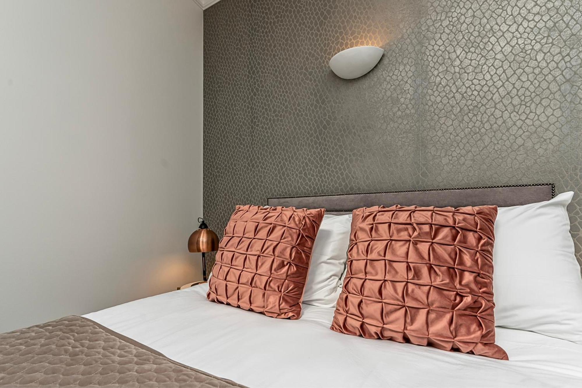 The Secret Kensington Garden Mews-2 Bedroom Full House-2 Train Lines- Spacious-Kings Road- Harrods -Chelsea Stadium-Private Small Patio London Exterior photo