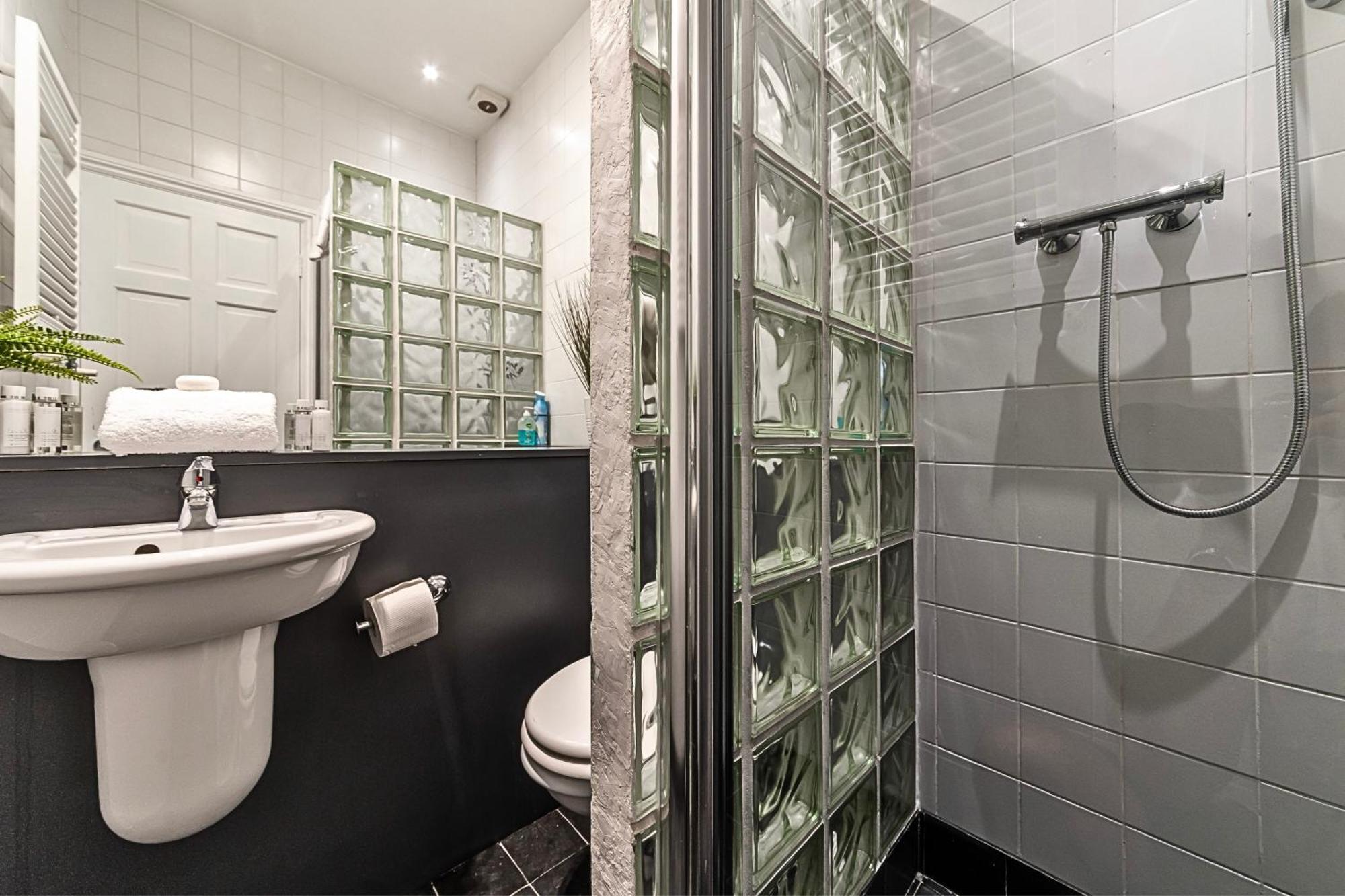 The Secret Kensington Garden Mews-2 Bedroom Full House-2 Train Lines- Spacious-Kings Road- Harrods -Chelsea Stadium-Private Small Patio London Exterior photo