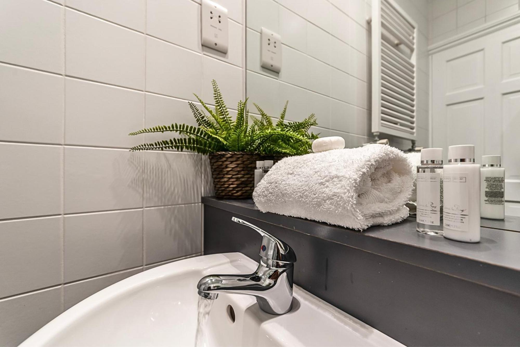 The Secret Kensington Garden Mews-2 Bedroom Full House-2 Train Lines- Spacious-Kings Road- Harrods -Chelsea Stadium-Private Small Patio London Exterior photo