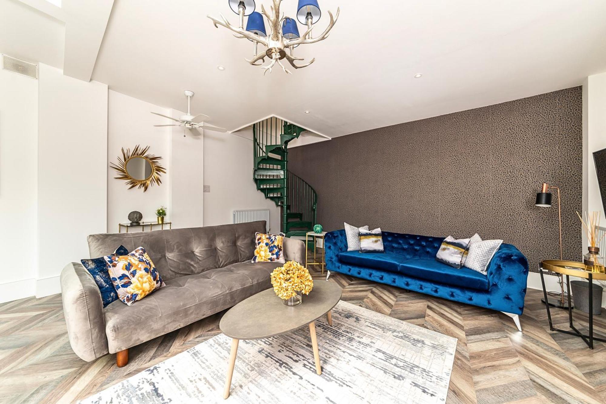 The Secret Kensington Garden Mews-2 Bedroom Full House-2 Train Lines- Spacious-Kings Road- Harrods -Chelsea Stadium-Private Small Patio London Exterior photo