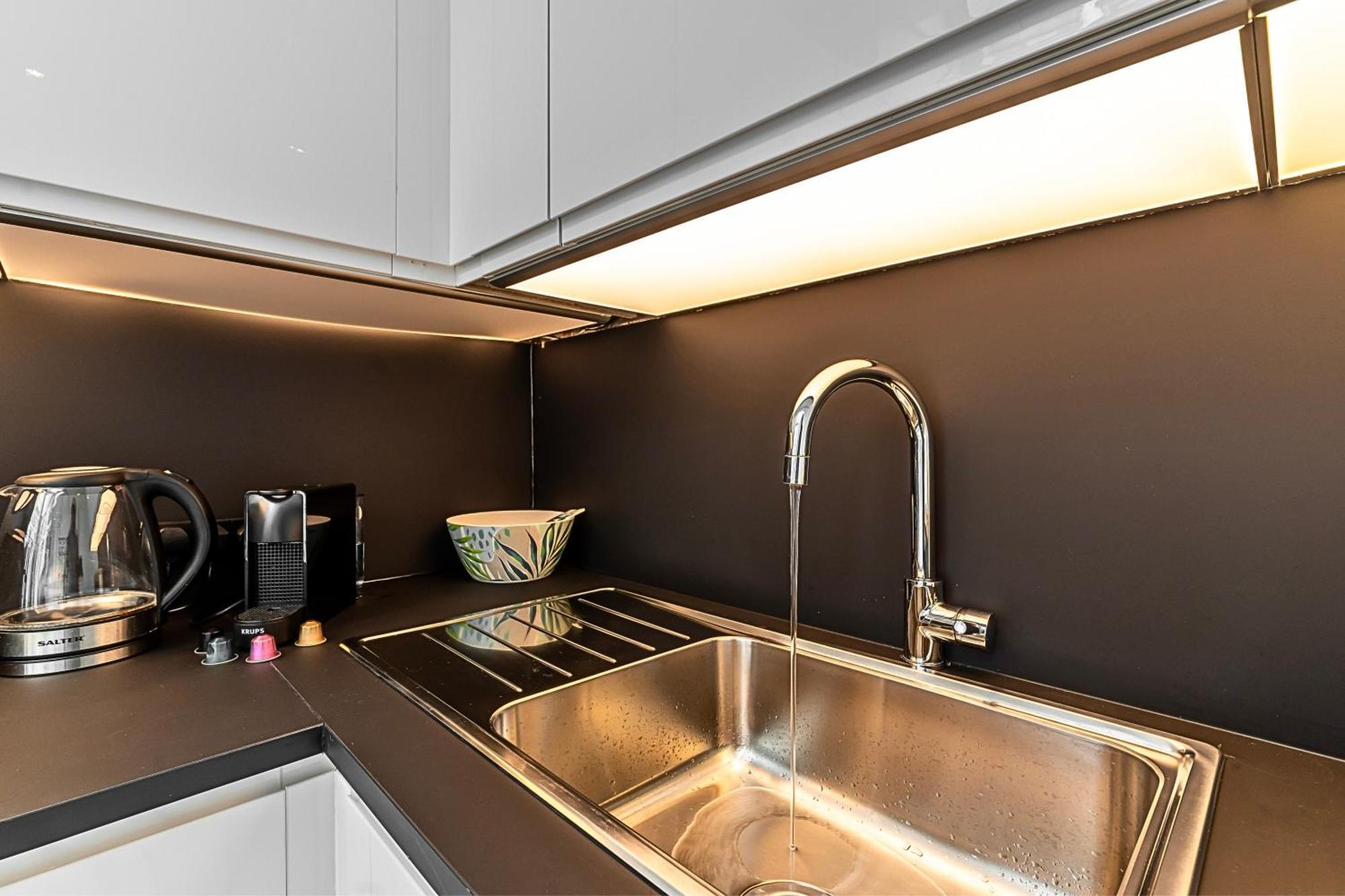 The Secret Kensington Garden Mews-2 Bedroom Full House-2 Train Lines- Spacious-Kings Road- Harrods -Chelsea Stadium-Private Small Patio London Exterior photo