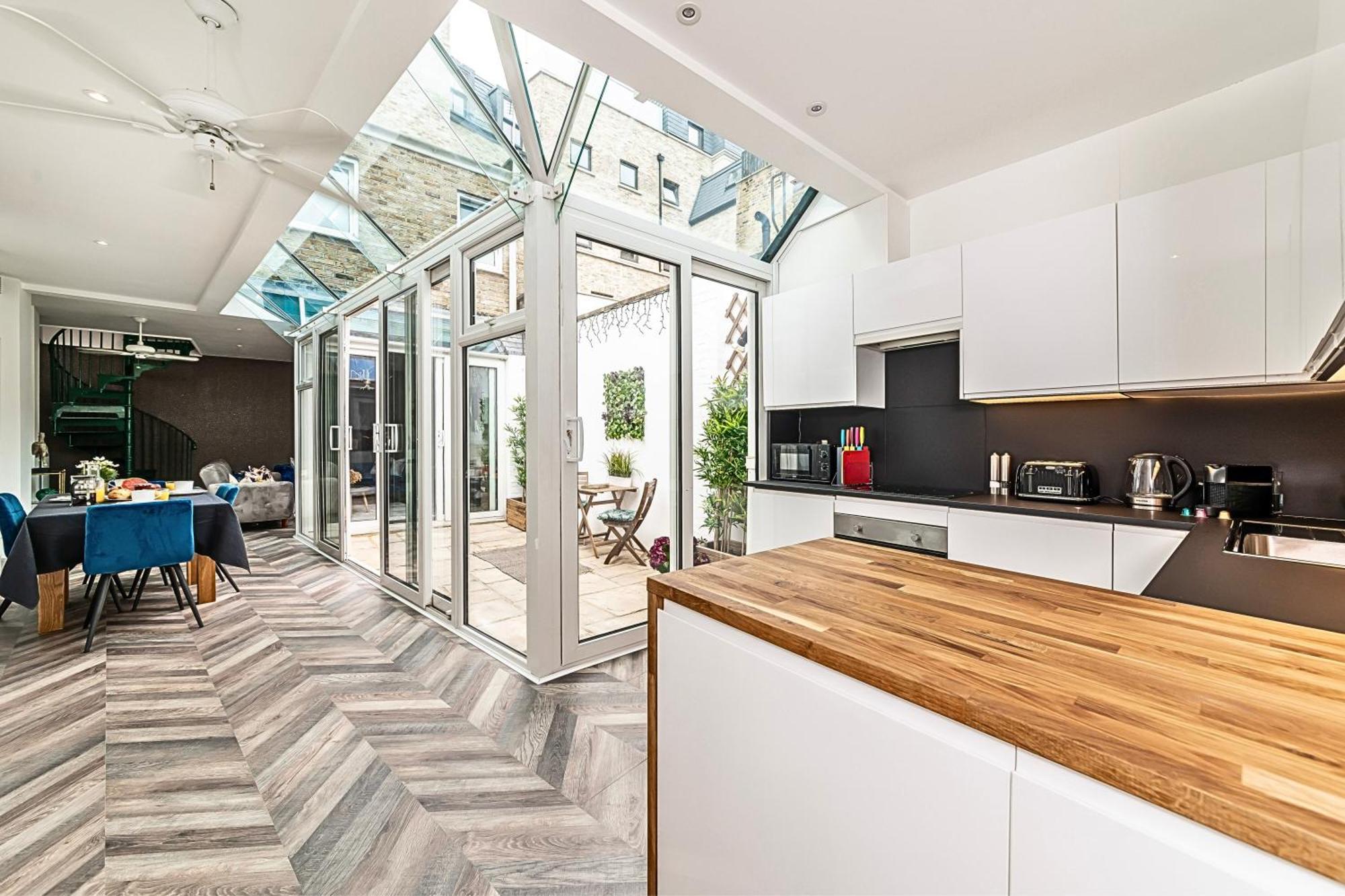 The Secret Kensington Garden Mews-2 Bedroom Full House-2 Train Lines- Spacious-Kings Road- Harrods -Chelsea Stadium-Private Small Patio London Exterior photo