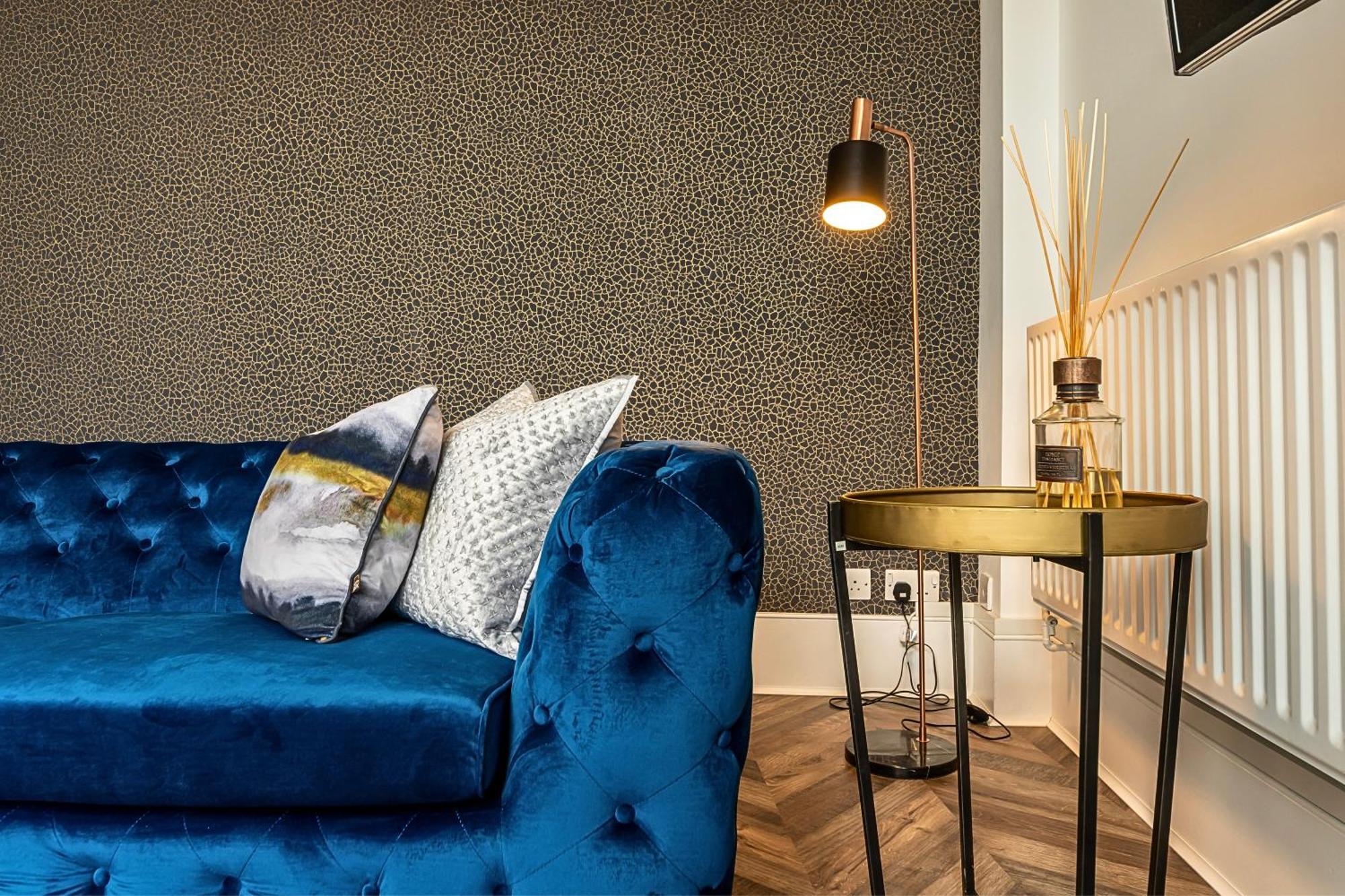The Secret Kensington Garden Mews-2 Bedroom Full House-2 Train Lines- Spacious-Kings Road- Harrods -Chelsea Stadium-Private Small Patio London Exterior photo