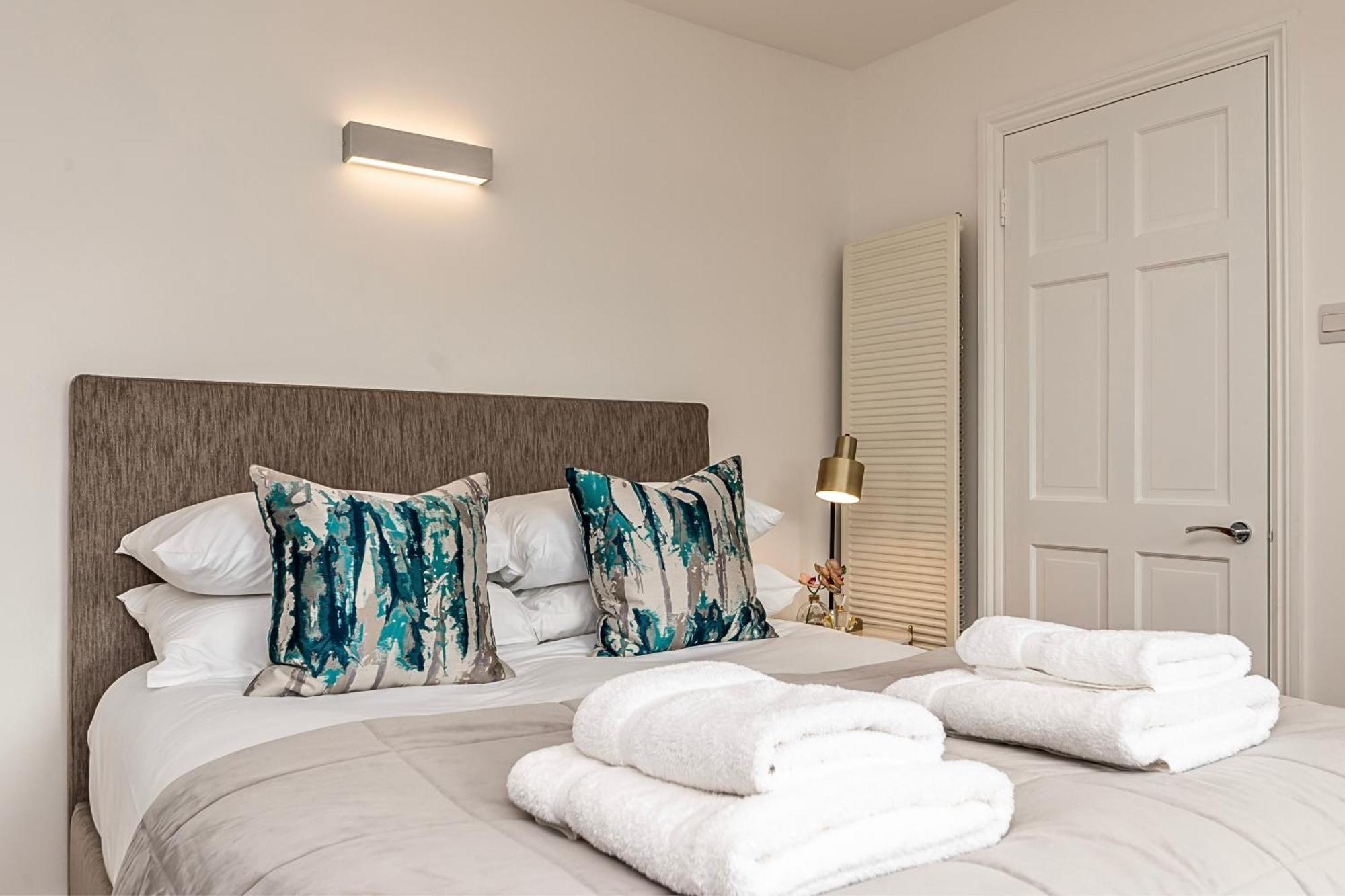 The Secret Kensington Garden Mews-2 Bedroom Full House-2 Train Lines- Spacious-Kings Road- Harrods -Chelsea Stadium-Private Small Patio London Exterior photo