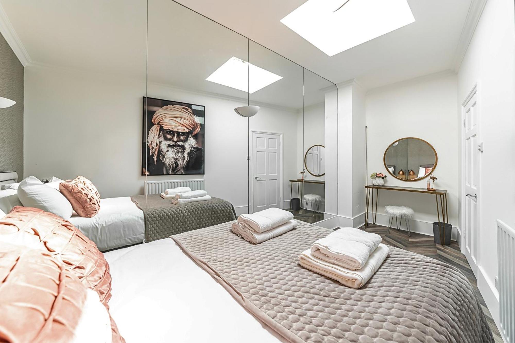 The Secret Kensington Garden Mews-2 Bedroom Full House-2 Train Lines- Spacious-Kings Road- Harrods -Chelsea Stadium-Private Small Patio London Exterior photo