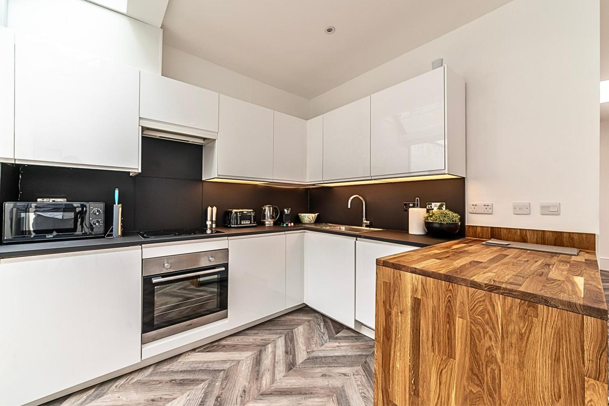 The Secret Kensington Garden Mews-2 Bedroom Full House-2 Train Lines- Spacious-Kings Road- Harrods -Chelsea Stadium-Private Small Patio London Exterior photo