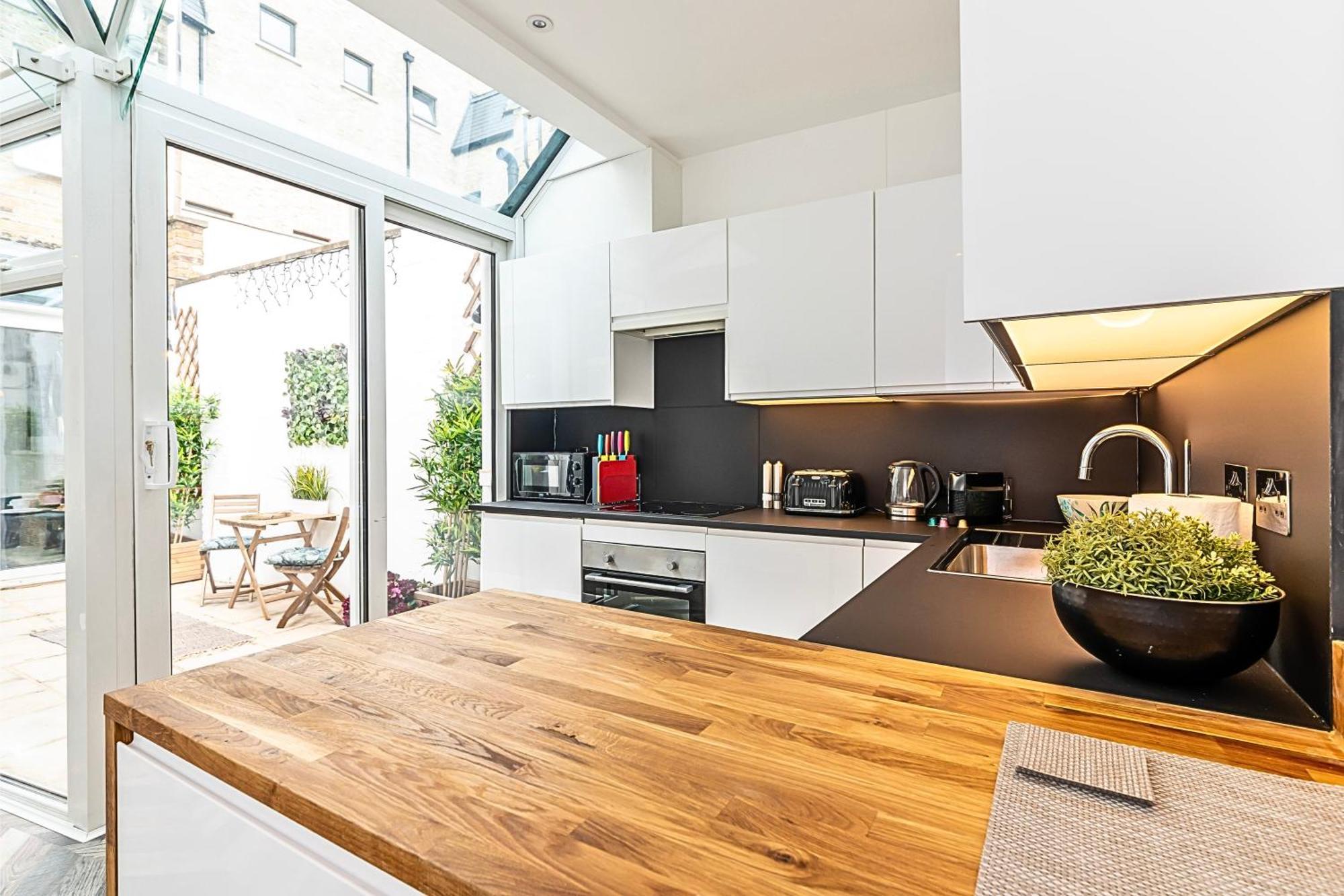 The Secret Kensington Garden Mews-2 Bedroom Full House-2 Train Lines- Spacious-Kings Road- Harrods -Chelsea Stadium-Private Small Patio London Exterior photo