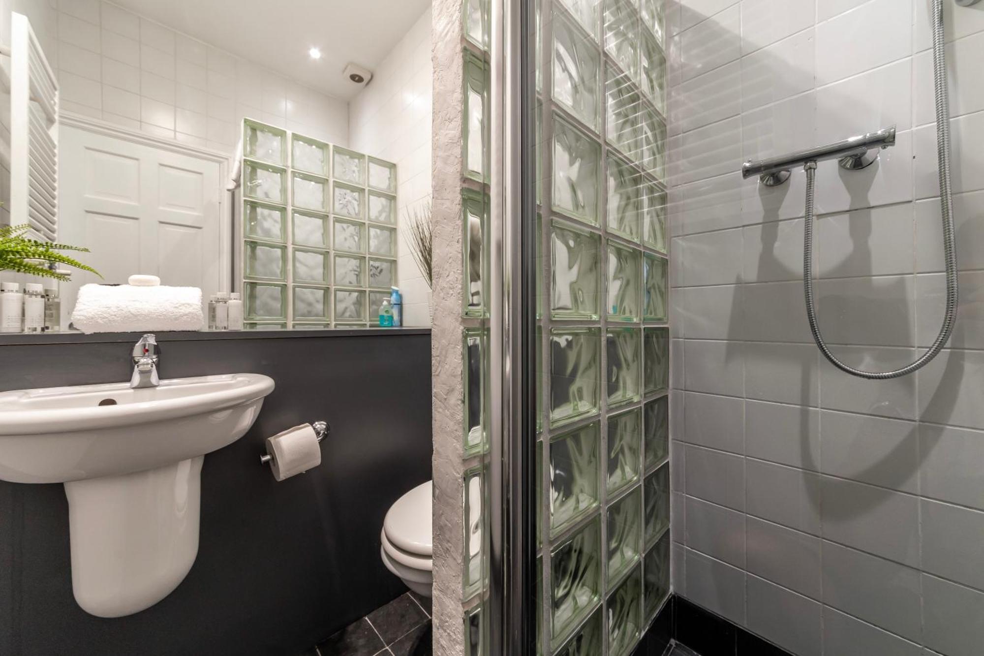 The Secret Kensington Garden Mews-2 Bedroom Full House-2 Train Lines- Spacious-Kings Road- Harrods -Chelsea Stadium-Private Small Patio London Exterior photo