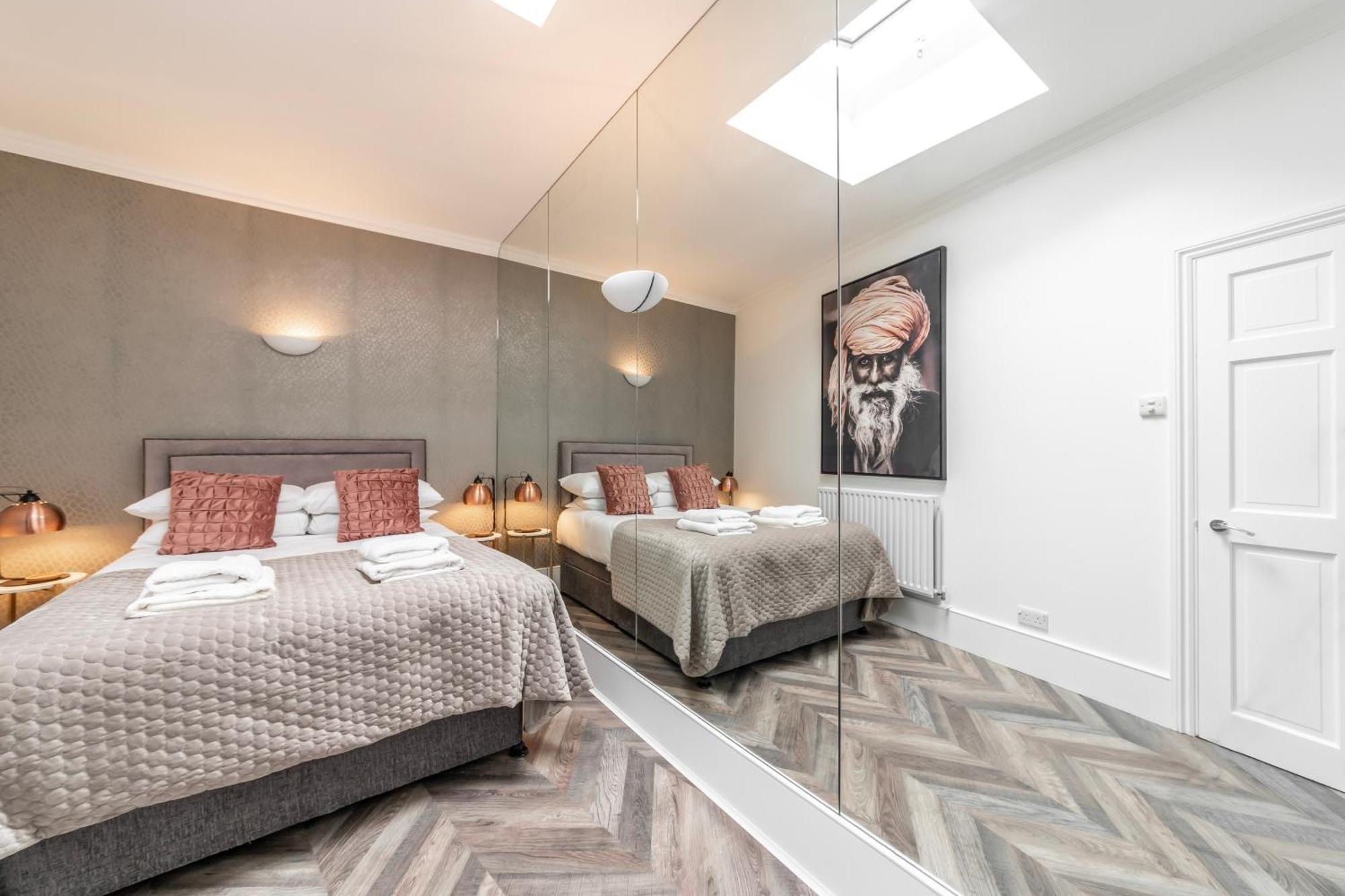 The Secret Kensington Garden Mews-2 Bedroom Full House-2 Train Lines- Spacious-Kings Road- Harrods -Chelsea Stadium-Private Small Patio London Exterior photo